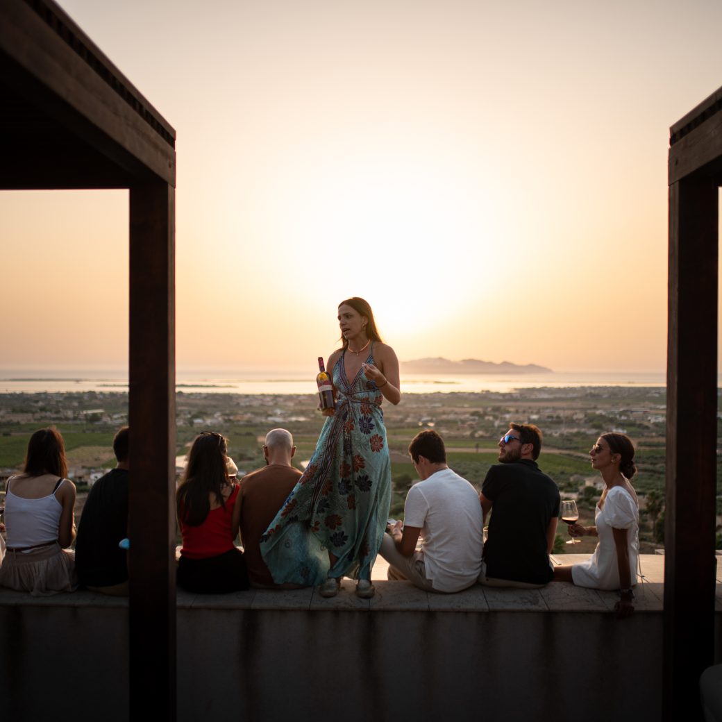 Degustazione vini Cantine Fina con terrazza panoramica a Marsala